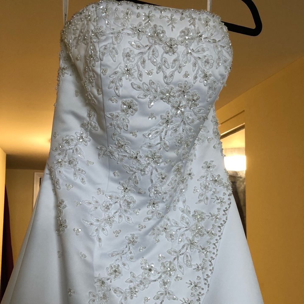 Wedding dress - Picture 4 of 8